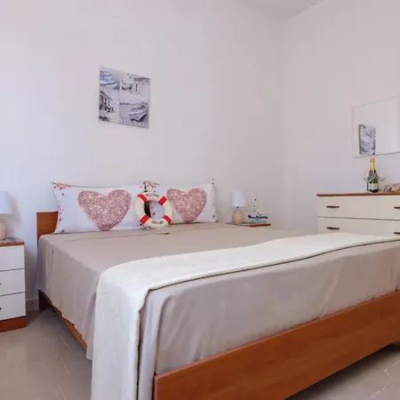 Claudia Bay Torre Lapillo