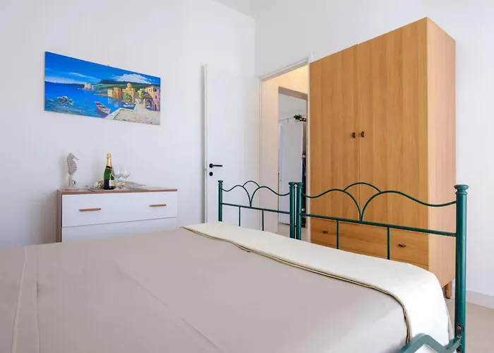 Claudia Bay Torre Lapillo